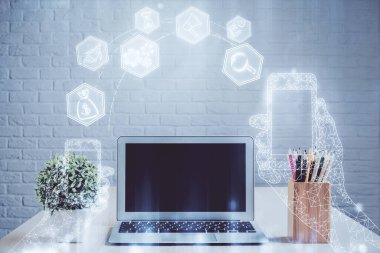 Bilgisayar, teknoloji temalı hologramla birlikte ofiste. Çifte maruziyet. Teknoloji kavramı.