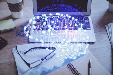 Masaüstü bilgisayarı ve insan beyni hologram çiziyor. Ai kavramı.