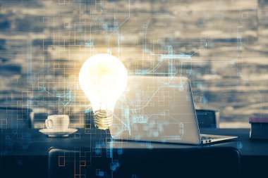 Bilgisayar ofisinde ampul simgesi hologramıyla birlikte. Çifte maruziyet. Fikir kavramı.