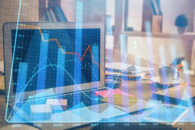 Forx çizelgesine ve bilgisayarla çalışma alanına çift pozlama. Uluslararası çevrimiçi ticaret kavramı.