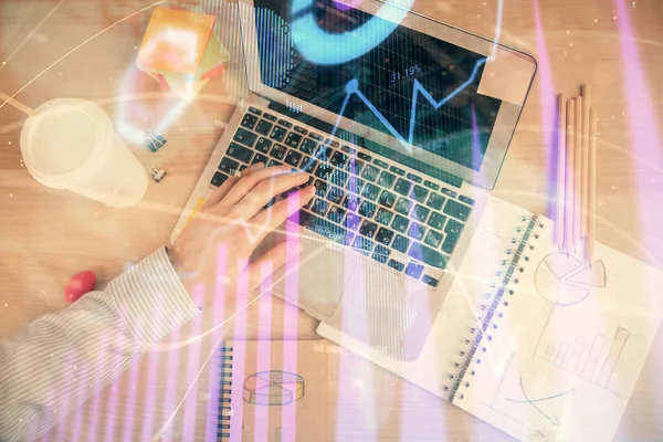 Подвійна експозиція рук чоловіків над клавіатурою комп'ютера та малюванням голограми графа форекс. Вид зверху. Концепція фінансових ринків . — стокове фото