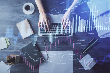 Bilgisayar ve önx çizim hologramı üzerinde çalışan kadın elinin çoklu pozu. Üst Manzara. Mali analiz kavramı.