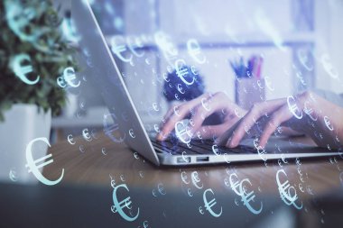 Bilgisayarda ve ön x grafik hologram çiziminde kadın eli yazarken çift pozlama. Borsa yatırım kavramı.