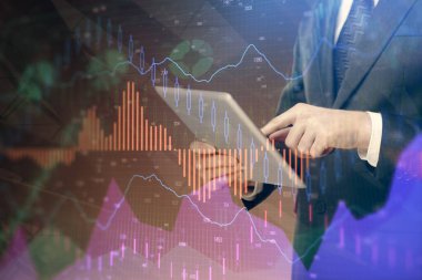 Erkeklerin el ele tutuşup dijital bir cihaz ve ön grafik çizimi kullanırken çift pozlama. Finansal piyasa kavramı.