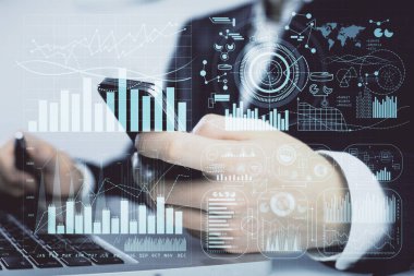 Erkeklerin el ele tutuşup dijital telefon ve forx grafik çizimleri kullanırken birden fazla pozlama. Finansal piyasa kavramı.