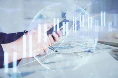 Bir adamın elini tutarken ve bir telefon ve finansal grafik çizimi kullanırken çift pozlama. Analiz kavramı.