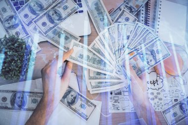 Finansal grafiğe çoklu pozlama hologram, Amerikan dolarları ve insan eli. Analiz kavramı.