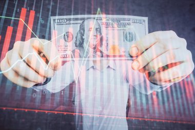 Finansal grafiğe çoklu pozlama hologram, Amerikan dolarları ve insan eli. Analiz kavramı.