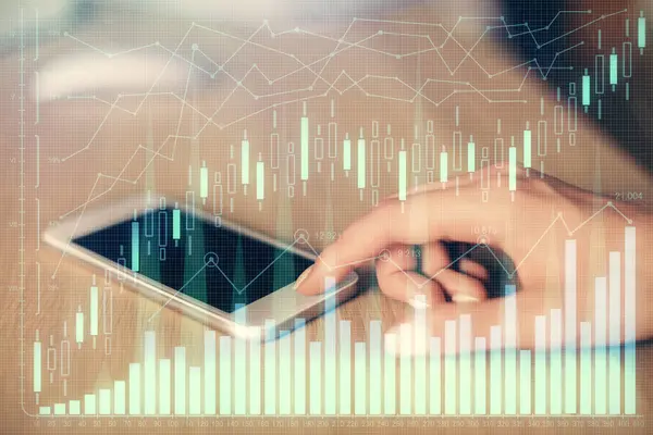 Dupla expozíció a forex chart vázlat hologram és a nő gazdaság és egy mobil eszköz. A pénzügyi piac fogalma. — Stock Fotó