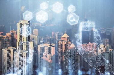 Teknoloji temalı hologramın ve şehrin arka planının iki katına çıkarılması. Yüksek Teknoloji kavramı.