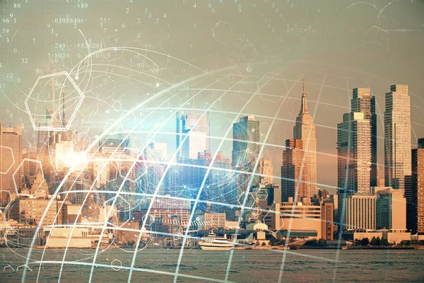 Mapa a datové téma hologram na pohled na město s mrakodrapy pozadí dvojité expozice. Mezinárodní technologie v podnikatelské koncepci. — Stock fotografie