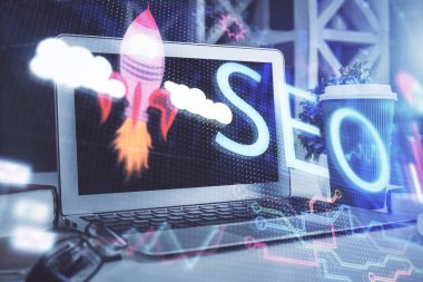Bilgisayar ve seo çizim hologramı olan bir masanın çifte görüntüsü. Arama optimizasyon kavramı.
