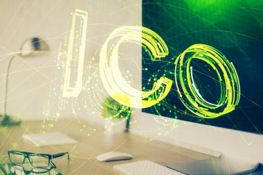 Engelleme zincirine ve kripto ekonomi temalı holograma ve bilgisayar arkaplanlı masaya çoklu maruz kalma. Bitcoin kripto para kavramı.