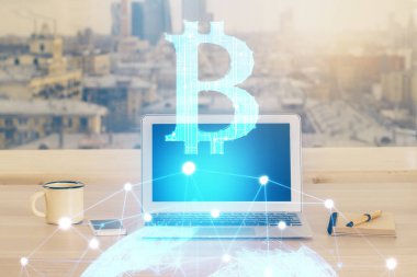 Blockchain temalı holograma ve bilgisayar arkaplanlı masaya çift pozlama. Bitcoin şifreleme para birimi kavramı.