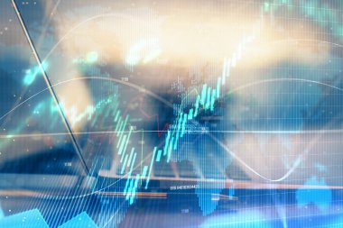 Masası ve kişisel bilgisayarı olan borsa grafiği. Çifte maruziyet. Mali analiz kavramı.