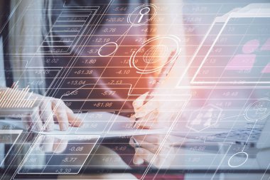 Veri teknolojisi hud 'u ile arka plana el yazıları yazan kadınların çifte pozu. Büyük veri kavramı.