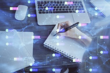 Veri çözeltisi hologramı ile arka plan üzerine yazılan ellere çoklu maruz kalma. Teknoloji konsepti.