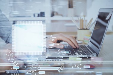 Teknoloji temalı dizüstü bilgisayarla çalışan bir iş adamı. Büyük veri kavramı. Çift pozlama.