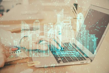 Arka planda bilgisayar üzerinde çalışan bir iş adamı ile yüksek teknoloji şehir çizimi. Akıllılık konsepti. Çift pozlama.