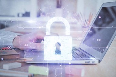 Arka planda bilgisayarda çalışan bir adamla çift kilit simgesine maruz kalma. Ağ güvenliği kavramı.