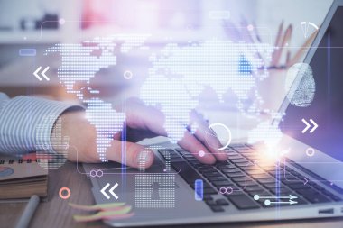 Arka planda bilgisayarla çalışan bir adamla dünya haritası hologramına çoklu maruz kalma. Dünya çapında ağ kavramı.