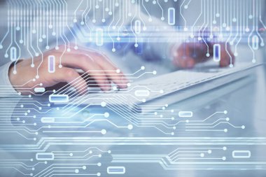 Bilgisayar geçmişi üzerinde çalışan bir adamla çok sayıda teknolojik çizime maruz kalmış. Yenilik kavramı.