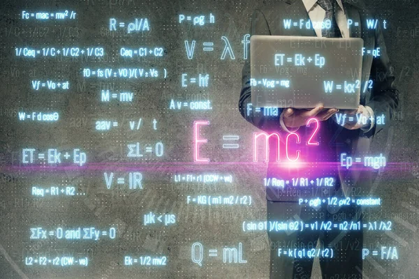 Ologramma della formula di scienza con l'uomo che lavora al calcolatore sullo sfondo. Concetto educativo. Doppia esposizione. — Foto Stock