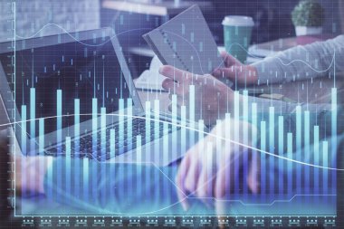 Kadın ve erkeğin birlikte çalıştığı çifte pozlama ve ön plan hologramı. İş konsepti. Bilgisayar arkaplanı.