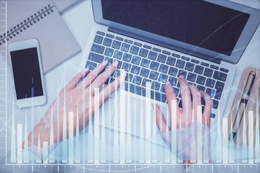 Bilgisayar ve ön grafik hologram çizimi üzerinde çalışan kadın elleri çift pozlama. Üst Manzara. Mali analiz kavramı.