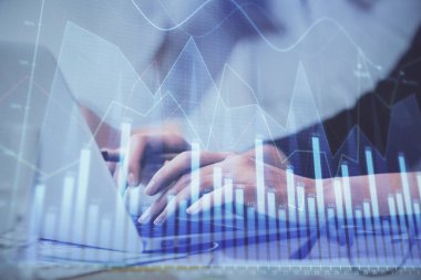 Bilgisayarda ve finansal grafik hologramında yazı yazan kadın ellerine çoklu maruz kalma. Borsa analizi kavramı.