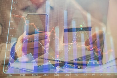 Ellerinde kredi kartı ve forex çizimi olan bir adamın çift pozu. İnternet E-ticaret kavramında hisse senedi ve dijital fintech.