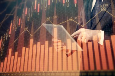 Erkeklerin el ele tutuşup dijital bir cihaz ve ön grafik çizimi kullanırken çift pozlama. Finansal piyasa kavramı.