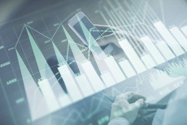 Erkeklerin el ele tutuşup dijital bir cihaz ve ön grafik çizimi kullanırken çift pozlama. Finansal piyasa kavramı.