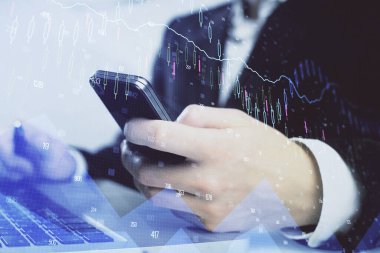 Erkeklerin el ele tutuşup dijital telefon ve forx grafik çizimleri kullanırken birden fazla pozlama. Finansal piyasa kavramı.