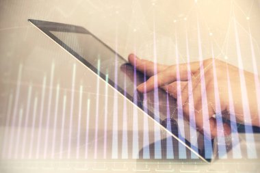 Erkeklerin el ele tutuşup dijital telefon ve forx grafik çizimleri kullanırken birden fazla pozlama. Finansal piyasa kavramı.