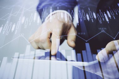 Bir adamın el ele tutuşup, telefon ve finansal çizim kullanırken birden fazla pozlama. Pazar analizi kavramı.