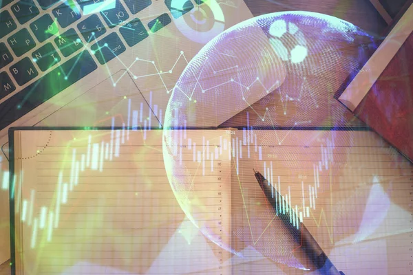Aandelenmarkt grafiek en top view computer op de tafel achtergrond. Dubbele belichting. Begrip financiële analyse. — Stockfoto