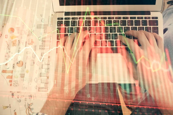 Doppelbelichtung der Hände beim Tippen über Laptop-Tastatur und Forex-Diagramm-Hologrammzeichnung. Ansicht von oben. Finanzmarktkonzept. — Stockfoto