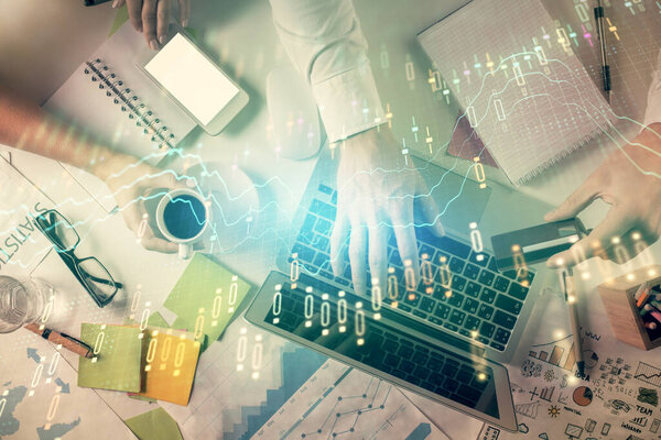 Двойное обнажение мужчины и женщины, работающих вместе, и подделка графиков. Концепция финансового анализа. Компьютерный фон Вид сверху.