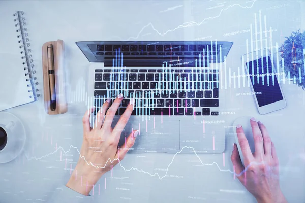 Dupla expozíció a női kéz dolgozik a számítógép és a forex chart hologram rajz. Top View-ban. Pénzügyi elemzés koncepciója. — Stock Fotó