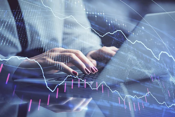 Doble exposición de las manos de la mujer de negocios escribiendo en el dibujo del holograma de la computadora y del gráfico financiero. Concepto de análisis bursátil. —  Fotos de Stock