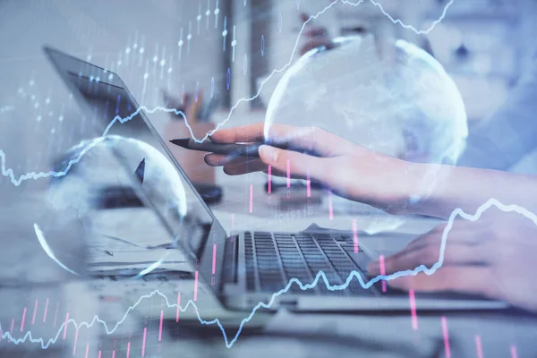 Multi exposición de las manos de la mujer escribiendo en el dibujo del holograma de la computadora y del gráfico financiero. Concepto de análisis bursátil. —  Fotos de Stock