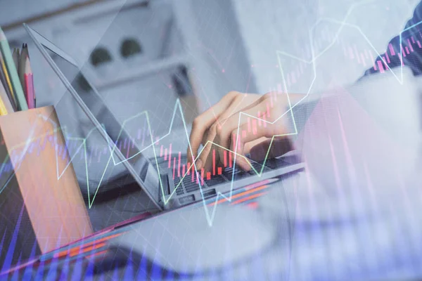 Doppia esposizione delle mani della donna che scrivono sul disegno dell'ologramma del grafico del forex e del computer. Concetto di investimento in borsa. — Foto Stock