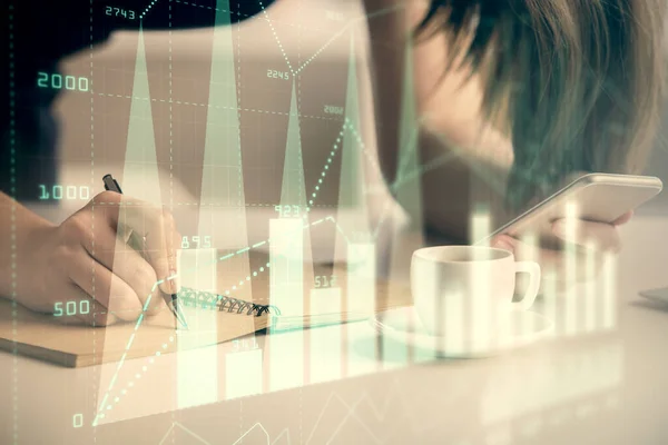 Dvojitá expozice forexového grafu skicuje hologram a ženu držící a používající mobilní zařízení. Koncept akciového trhu. — Stock fotografie