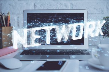 Arka planda kişisel bilgisayarı ve teknik tema çizimi olan iki kat masaüstü görüntüsü. Büyük Veri Kavramı.