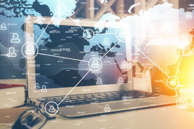 Sosyal ağ hologramıyla birlikte bilgisayar masaüstünde. Çoklu maruz kalma. Uluslararası insan ilişkileri kavramı.