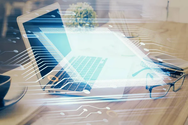 Doppelte Belichtung der Tabelle mit Computer auf Hintergrund und Daten Thema Zeichnung. Konzept der Innovation. — Stockfoto