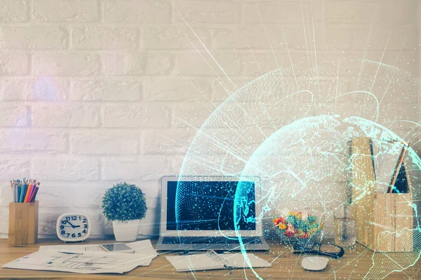 Computer op desktop met sociaal netwerk hologram. Meervoudige blootstelling. Concept van internationale mensenconnecties. — Stockfoto