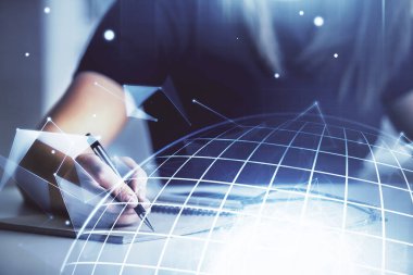 Dünya haritası hologramı ve veri tema simgeleriyle notlar alan ellerin çoklu pozlanması. Küresel veri kavramı.