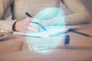 Mavi parmak izi hologramı, arka plan notları alan kadınların elleri üzerinde. Korunma kavramı. Çift pozlama